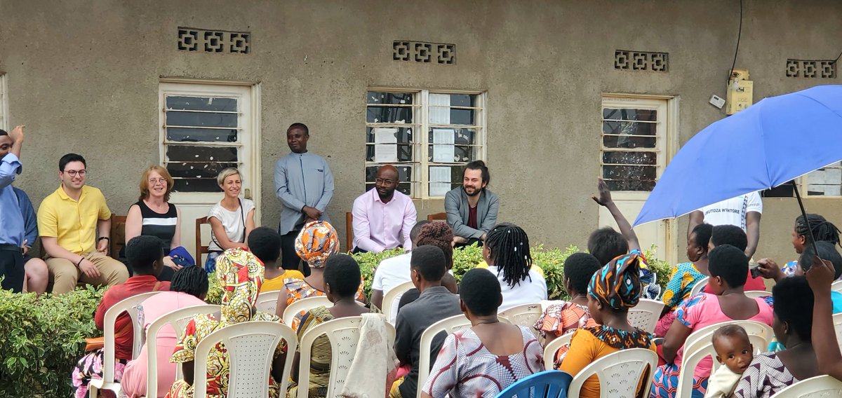 NyamataBugesera's tweet photo. Aka kanya mu kagari #maranyundo,bakiriye abashyitsi baturutse muri @GermanyinRwanda ,itsinda ry'abadepite bashinzwe ikoranabuhanga mu ntekonshingamategeko ya #Germany,@RISARwanda baje gusura uko intore zikoranabuhanga zigisha abaturage gukoresha ikoranabuhanga
@BugeseraDistr https://t.co/nE0vpQgzQm
