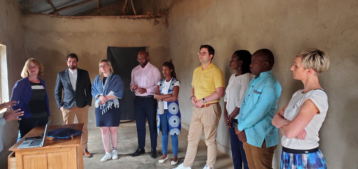 NyamataBugesera's tweet photo. Aka kanya mu kagari #maranyundo,bakiriye abashyitsi baturutse muri @GermanyinRwanda ,itsinda ry'abadepite bashinzwe ikoranabuhanga mu ntekonshingamategeko ya #Germany,@RISARwanda baje gusura uko intore zikoranabuhanga zigisha abaturage gukoresha ikoranabuhanga
@BugeseraDistr https://t.co/nE0vpQgzQm