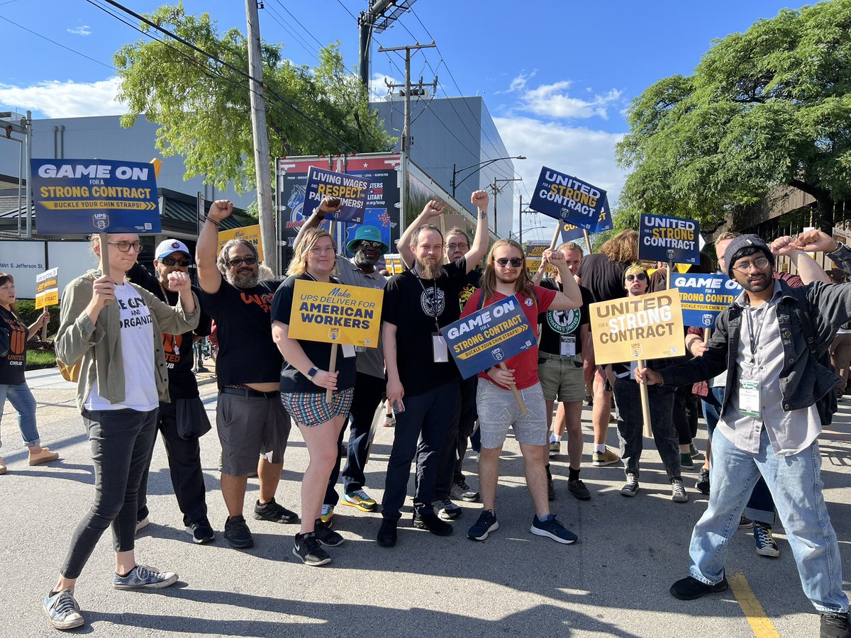 SBWorkersUnited's tweet photo. Starbucks Workers United stands with UPS workers!!!! United we bargain, divided we beg. ✊ @Teamsters https://t.co/15IeQkbZUG