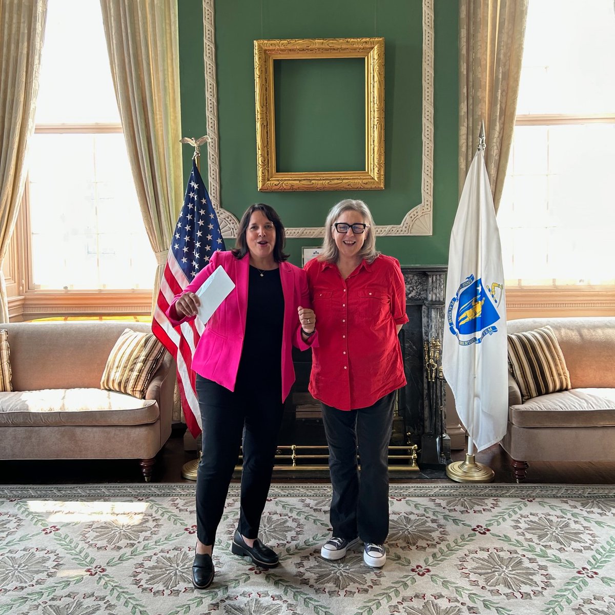 mblclibraries's tweet photo. ๐ฐ#FeelGoodFridayNews โจ Please join us in welcoming our new Commissioner Joyce Linehan, who was sworn in this week at the #MAstatehouse with Lt. Governor Driscoll! โจ
๐ To learn more about Commissioner Linehan: https://t.co/f97kVgnYBk https://t.co/XaIDWSjGKi
