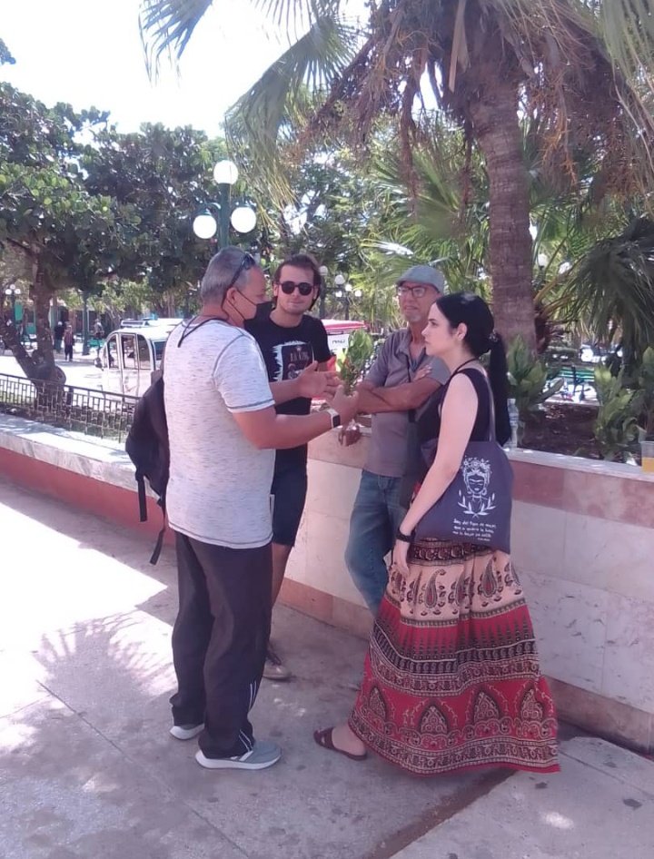 cpll_de's tweet photo. El Rincón de los Cronopios en su Jornada de literatura policiaca hoy en el parque Martí de la Ciudad de Ciego.
Finalizamos con una tertulia junto al escritor Eufemio Ramos.
#Cubalee #Cuba #Leerescrecer #Literaturapoliciaca 
#VeranoConAmor #LatirAvileño #LatirXUn26DeVictorias https://t.co/mgmai4Wsb9