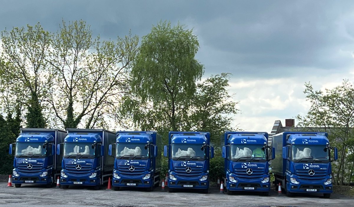 Vehicles parked up just look at them reflections ☁️ Hope you all have a lovely weekend 😁