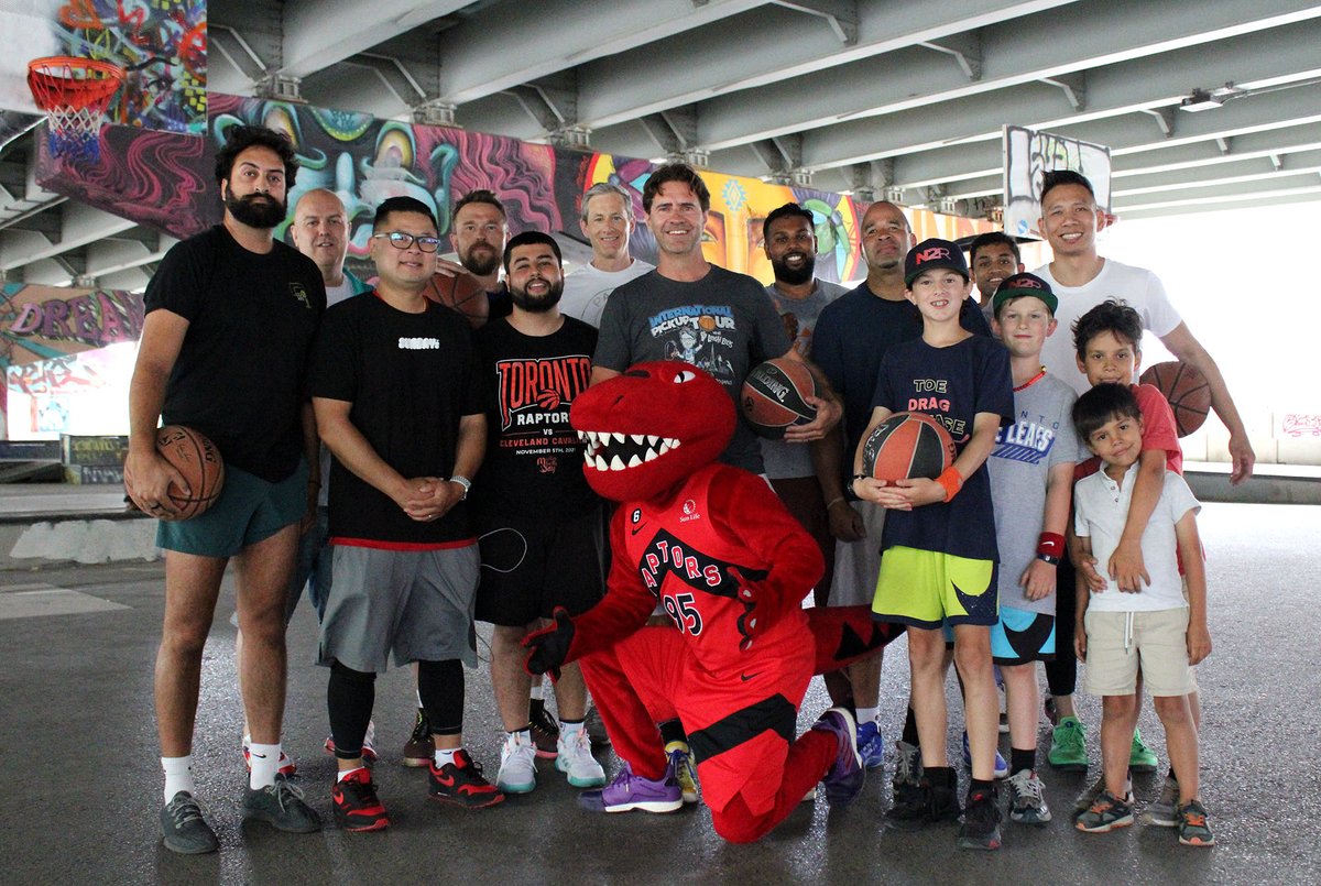zulfi_sheikh's tweet photo. A whole lotta πππ with @LeighEllis
The 20-20-20 tour made a stop in π¨π¦ and the turnout was awesome! #LetsGetBuckets https://t.co/YJWd0BY7em