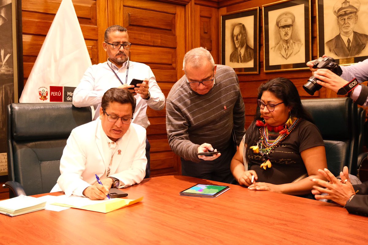 Nuestra presidenta, sostuvo una reunión de coordinación con el Ministro de Salud, y acordaron la inmediata asistencia con medicinas, evacuación y con brigadas a las comunidades afectadas por una epidemia; agradecemos a la congresista Flor Pablo Medina, por la iniciativa.