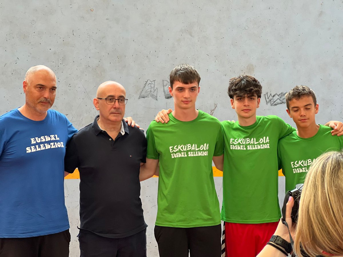 Nutrida representación de SIMA-Corazonistas en el Campus de la Federación Vasca de Balonmano: Hugo González de Langarica, Jaime Romero, Aitzol Beraiz y, en el apartado técnico, Mitxel Beraiz. Todos ellos con un invitado de lujo, el seleccionador nacional, Jordi Ribera.