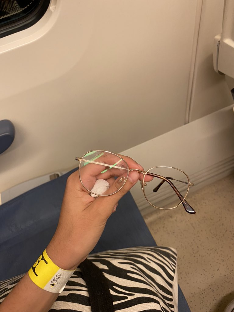 he acabado haciéndome 300km para ver a <a href="/eladiocarry_on/">ELA 🥷</a> y ha tirado los zapatos y me ha dado uno en la cara que me ha medio matado, me han tenido que poner puntos en la cara, me ha roto mis gafas y me he perdido el final del concierto por estar con los médicos.🤝🤝🤝