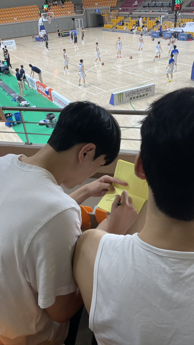 C_mon22me's tweet image. 동근이한테 싸인해달라고 했는데
너무나 자연스럽게 민수 무릎을 빌림
또 민수는 너무나 자연스럽게 무릎을 내줌