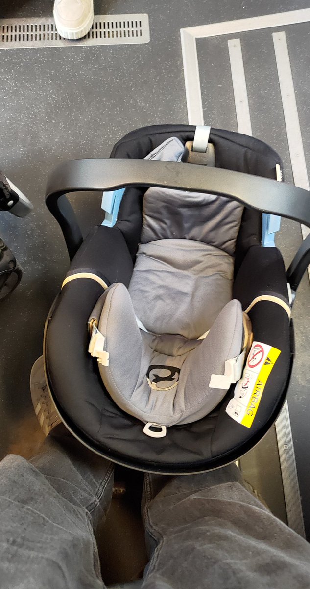 Ich steht im #IC von Bremen nach #Emden der <a href="/DB_Bahn/">Deutsche Bahn Personenverkehr</a> unten ohne meine Tochter, weil irgendwer dachte, dass Kleinkinderabteil im oberen Zugteil &amp; unten fast keine Plätze für Kinderwagen &amp; Räder wäre ne tolle Idee.🙄 Von den Mitreisenden, die die Plätze blockieren ganz abgesehen.