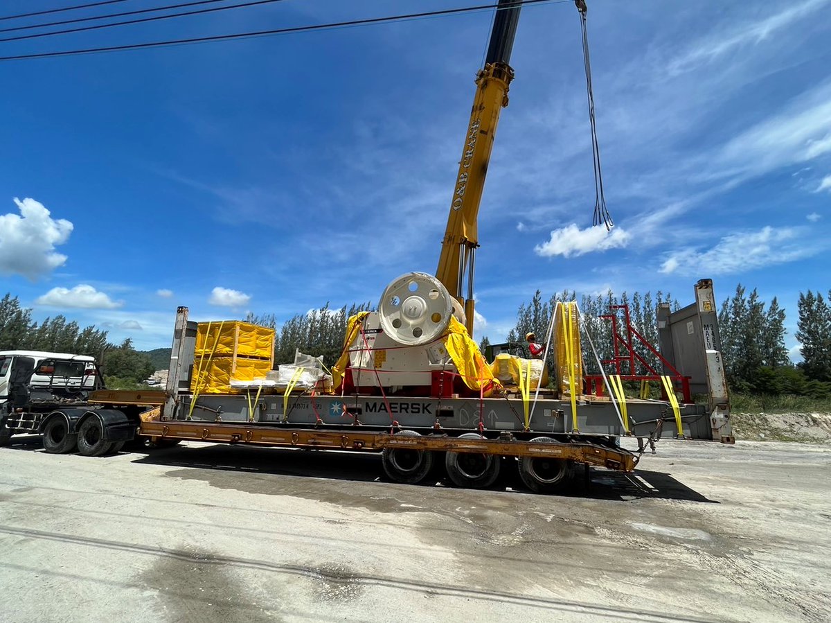 Exciting news! Terex Thailand delivers the powerful JW55 Jaw Crusher to a valued customer, upgrading from JW42. Perfect Jaw Crusher for tackling hard rock granite in Chonburi. Stay tuned for their success! 📈💥