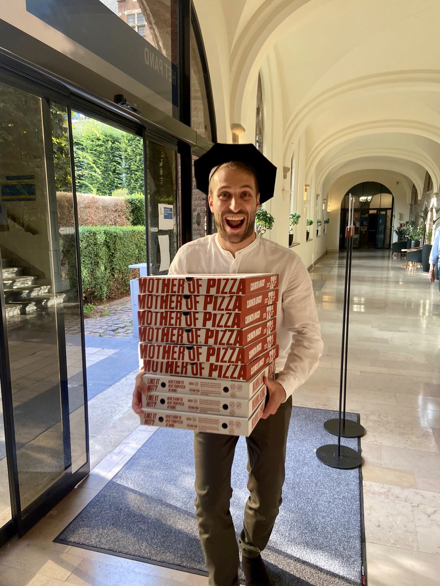 Hoe kan je beter de vakantie en/of Gentse Feesten ingaan aan @Reva_UGent dan met nog eens een prima doctoraatsverdediging. Paolo Dainese wist met (Italiaanse) passie (en pizza) jury & publiek in te pakken! 👏🏻👏🏻👏🏻 Dottor Paolo Dainese Proficiat promotoren & begeleiders Dank jury