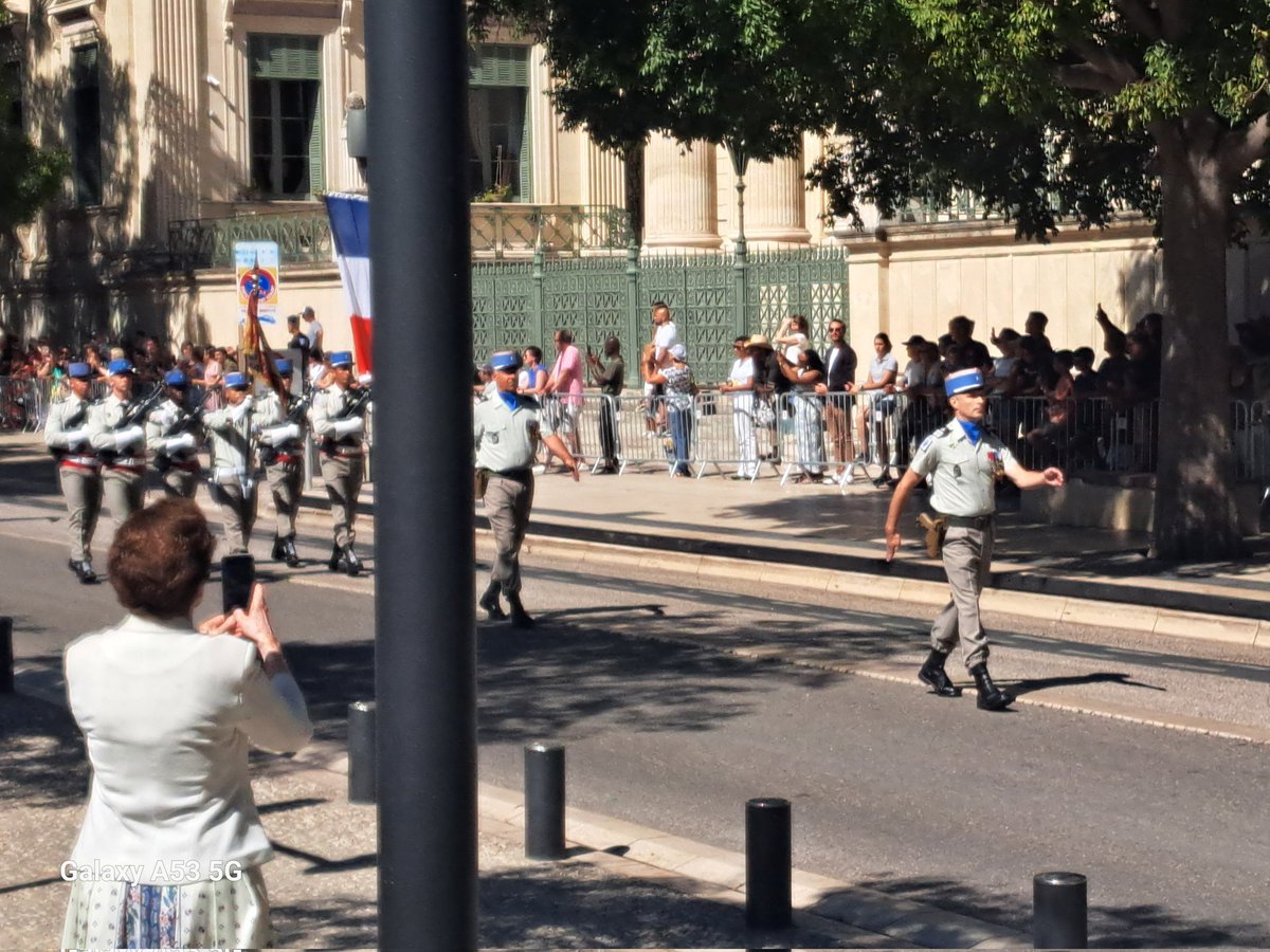 Très joli moment passé à la cérémonie du 14 juillet ce matin à Nîmes avec la présence du @CFIM_1RMAT et le défilé du @CDC_4eRMAT @4ERMATERIEL. Beaucoup de monde. L'esprit citoyen est bien là. Fière d'être une épouse de militaire @BurgoaLaurent @Prefet30 @LeNormandCyril1