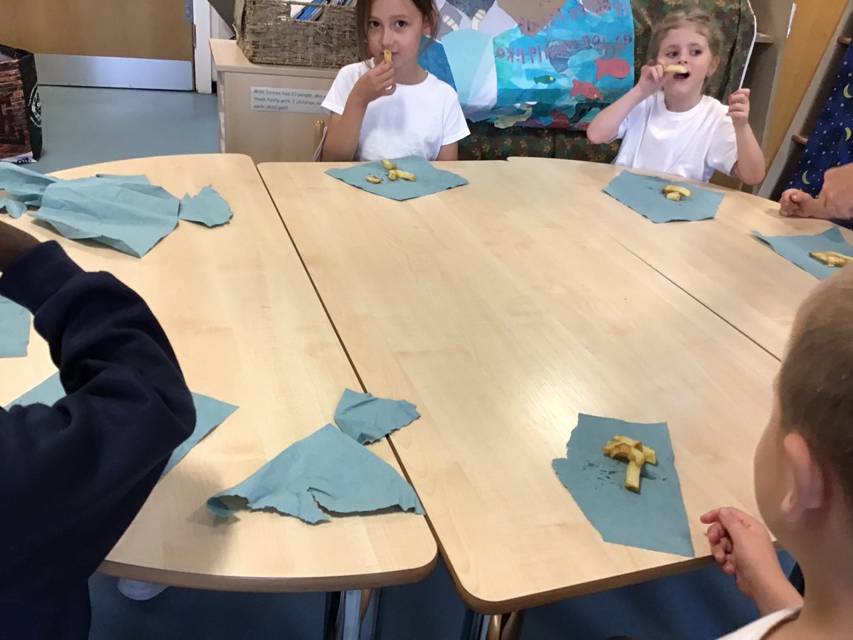 EYFS_OLSP's tweet image. To help us with a piece of descriptive writing we decided the best way to get our creative juices flowing was to sample some “hot, fluffy delicious chips”from the local chip shop🤩
What a treat for a Friday☺️ #reallifeexperiences #understandingtheworld #speechlanguage @STOC_CAT