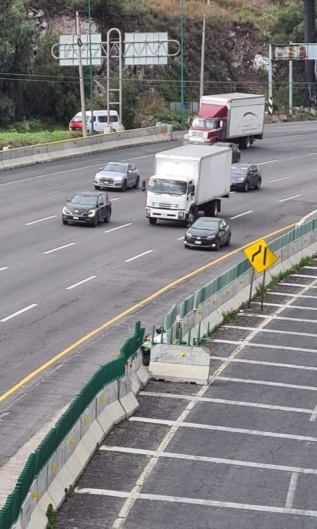 cuartodemillamx's tweet photo. Imaginen cuanto generan por día estos mal nacidos con uniforme, que hasta se esconden en carriles centrales en un municipio ajeno (Cuautitlan Izcalli) para poder seguir a los conductores con placas foráneas y extorsionarlos en #Tlalnepantla, tengan o no derecho a circular, estos delincuentes con uniforme de @CgspOficial @Gob_Tlalne roban parejo.