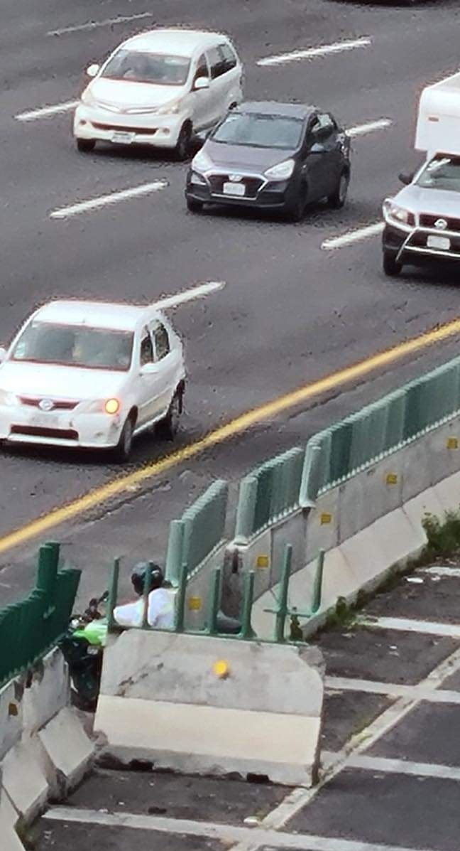 cuartodemillamx's tweet photo. Imaginen cuanto generan por día estos mal nacidos con uniforme, que hasta se esconden en carriles centrales en un municipio ajeno (Cuautitlan Izcalli) para poder seguir a los conductores con placas foráneas y extorsionarlos en #Tlalnepantla, tengan o no derecho a circular, estos delincuentes con uniforme de @CgspOficial @Gob_Tlalne roban parejo.