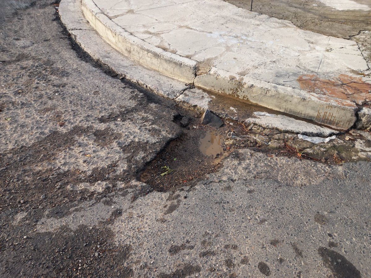 Vero71Zepeda's tweet photo. Autopista Sur ,14 de  julio, 3 calles arriba si recarpetearon, NO ARREGLARON CALLE ALBERTO BERGANZA porque no sale en  Mapa,  su cuadrilla de trabajo vio los HOYOS.  (Zona Estadio Cuscatlan)arreglaron. La Calle NO arreglada SI PAGA IMPUESTOS aunque NO ESTE en  MAPA. https://t.co/wNLNEvgyVV