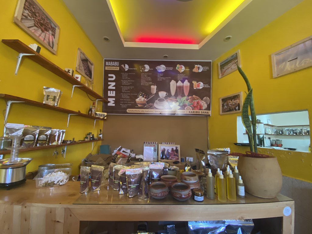 marv_yuka's tweet photo. そしてずっと来たかったbean to barのMABABUチョコレート屋さん…！（Livy
Cocoa Bar in Mbeya town）

この中で全部作られてるなんて凄い！オーナーさんのパッションが迸ってて元気もらった😍🍫

そしてチョコレート爆買いしちゃった🤭笑

@haruka051580 
ありがとうございましたー❤️ https://t.co/JOP2VFff6n