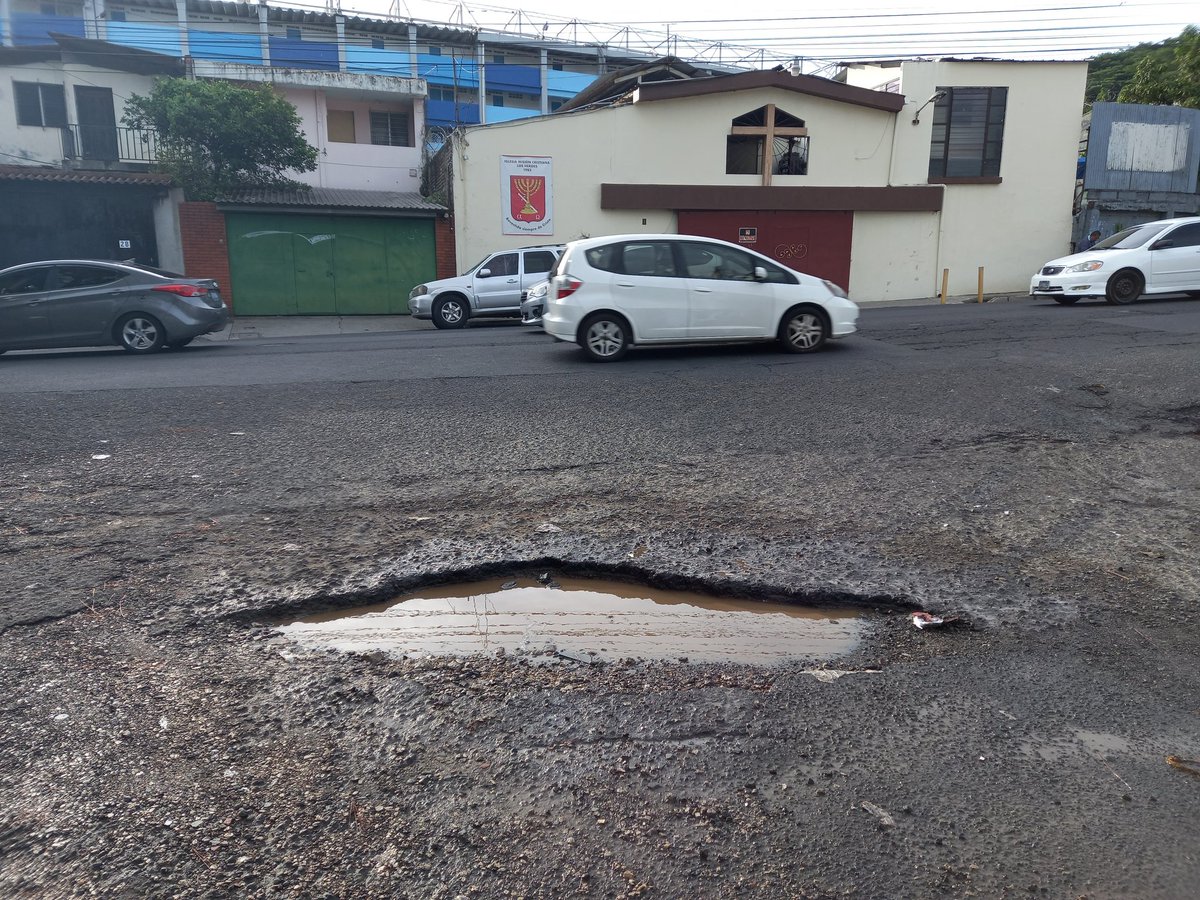 Vero71Zepeda's tweet photo. Autopista Sur ,14 de  julio, 3 calles arriba si recarpetearon, NO ARREGLARON CALLE ALBERTO BERGANZA porque no sale en  Mapa,  su cuadrilla de trabajo vio los HOYOS.  (Zona Estadio Cuscatlan)arreglaron. La Calle NO arreglada SI PAGA IMPUESTOS aunque NO ESTE en  MAPA. https://t.co/wNLNEvgyVV