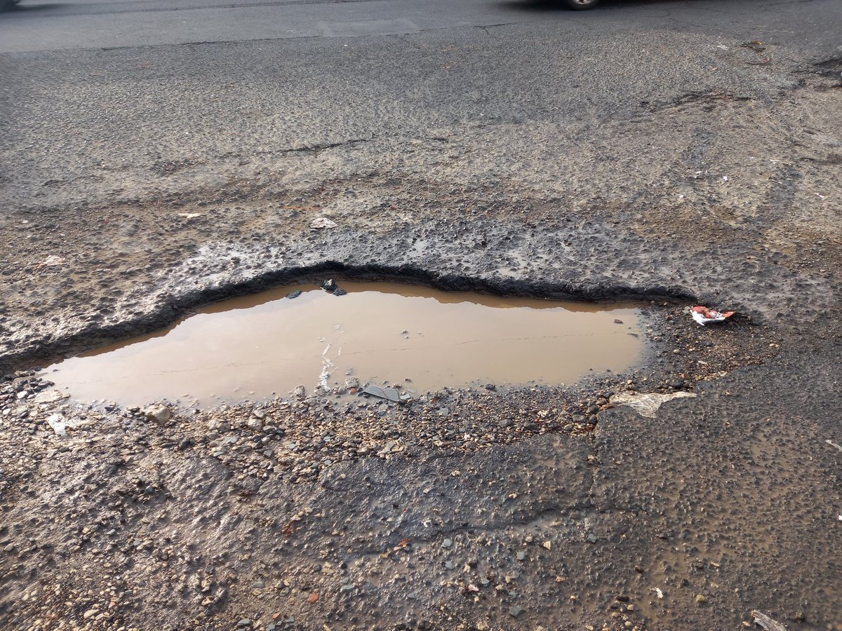 Vero71Zepeda's tweet photo. Autopista Sur ,14 de  julio, 3 calles arriba si recarpetearon, NO ARREGLARON CALLE ALBERTO BERGANZA porque no sale en  Mapa,  su cuadrilla de trabajo vio los HOYOS.  (Zona Estadio Cuscatlan)arreglaron. La Calle NO arreglada SI PAGA IMPUESTOS aunque NO ESTE en  MAPA. https://t.co/wNLNEvgyVV