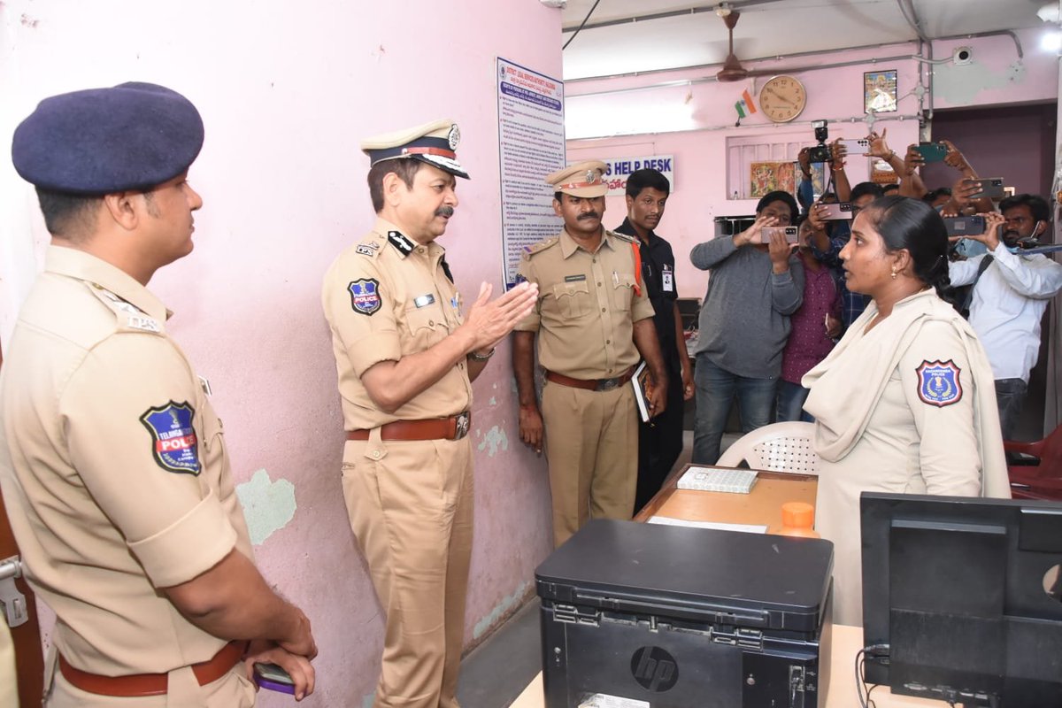 MalkajgiriCop's tweet photo. #RachakondaPolice taking all measures to maintain #Law & #Order, #Victims can directly come to the station Without any hesitation & complaint: #CP_RCK Sri.#DS_Chauhan_IPS. #CP inspected @RamannapetPS & @ChoutuppalPS verified the maintenance of records & functioning of the PSs. https://t.co/q0bzeVziOd