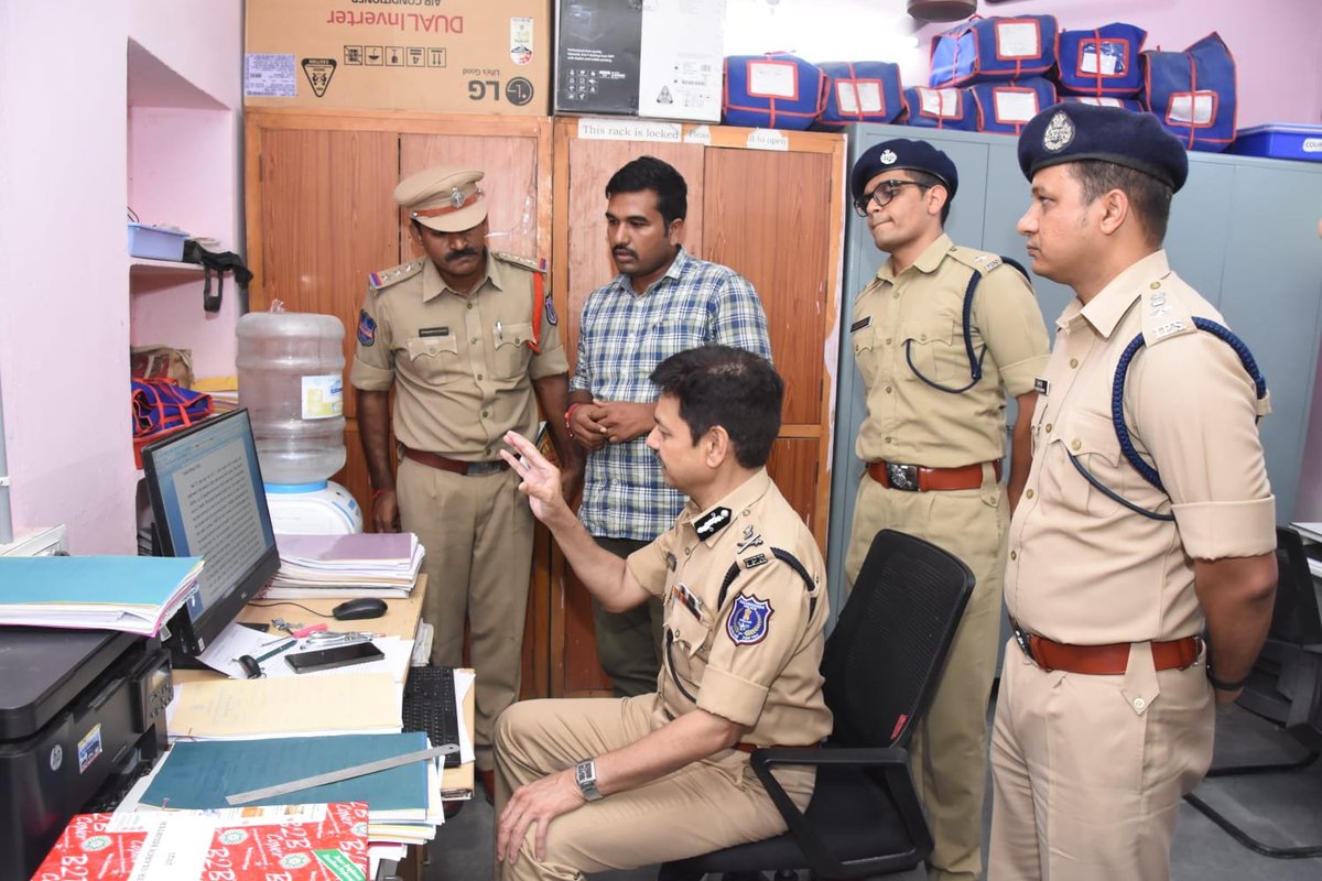 MalkajgiriCop's tweet photo. #RachakondaPolice taking all measures to maintain #Law & #Order, #Victims can directly come to the station Without any hesitation & complaint: #CP_RCK Sri.#DS_Chauhan_IPS. #CP inspected @RamannapetPS & @ChoutuppalPS verified the maintenance of records & functioning of the PSs. https://t.co/q0bzeVziOd
