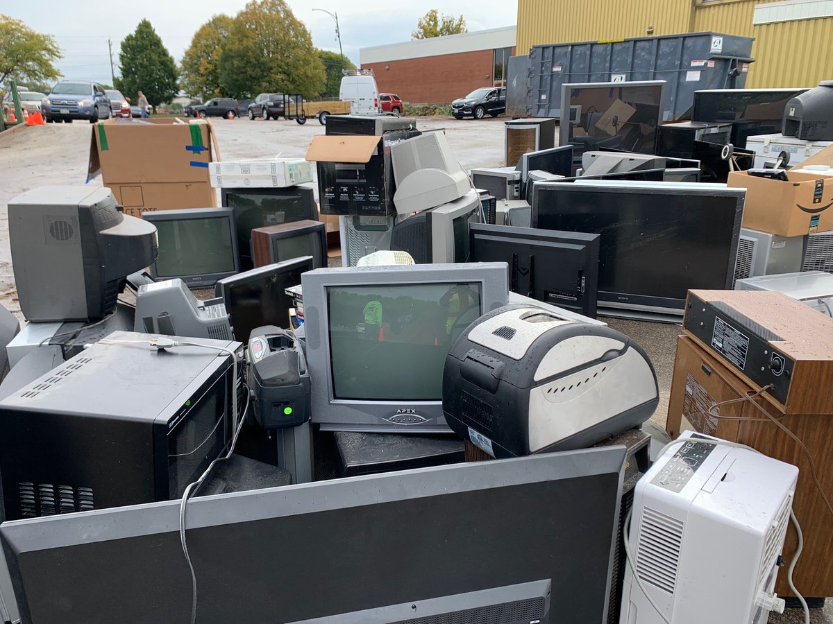 CityofWaukesha's tweet photo. The next TV/Electronics/Appliances Drop-Off event is this Sat., July 15 from 9am-noon.
$25 fee for TVs and $10 fee for computer monitors. All other accepted electronics and appliances are no charge. Event is cash only.
https://t.co/05wBVinudJ
#RecyleRight #WaukeshaRecycles https://t.co/PPoSQEYu1u