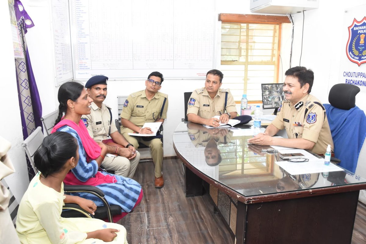 MalkajgiriCop's tweet photo. #RachakondaPolice taking all measures to maintain #Law & #Order, #Victims can directly come to the station Without any hesitation & complaint: #CP_RCK Sri.#DS_Chauhan_IPS. #CP inspected @RamannapetPS & @ChoutuppalPS verified the maintenance of records & functioning of the PSs. https://t.co/q0bzeVziOd