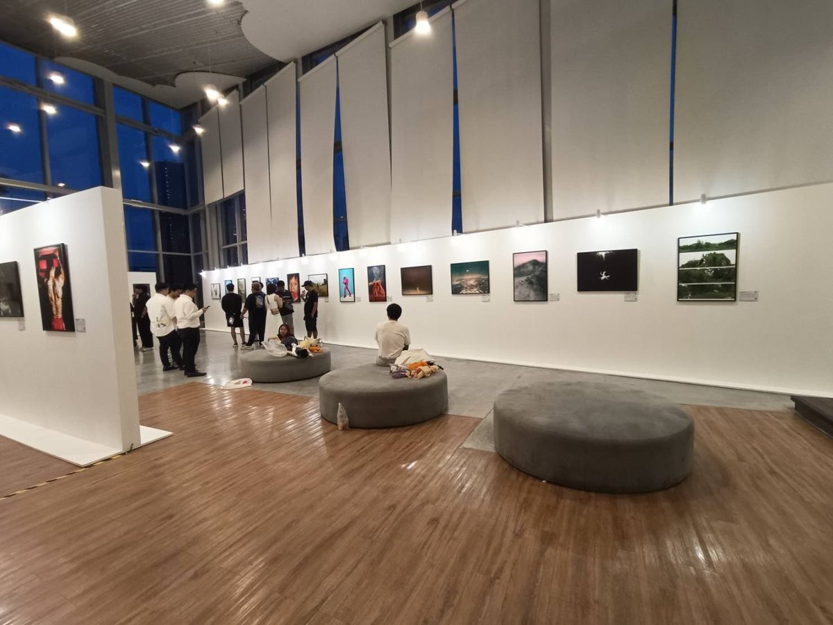 houseSamyan's tweet photo. ภาพบรรยากาศวันแรกของงาน #BUDMSHOWPRO2023 #DIGITALADVENTURE
นิทรรศการของนักศึกษาชั้นปีที่ 4 คณะดิจิทัลมีเดียและศิลปะภาพยนตร์ มหาวิทยาลัยกรุงเทพ
นิทรรศการยังมีอีกในวันที่ 15-16 กรกฎาคมนี้
ณ โถงโรงภาพยนตร์ #HouseSAMYAN
แวะมาชมผลงานน้องๆ กันเยอะๆ น้า 💙
#BUDM2023 #BUDM03 #BUDC #BUDM https://t.co/apXo35u6eg