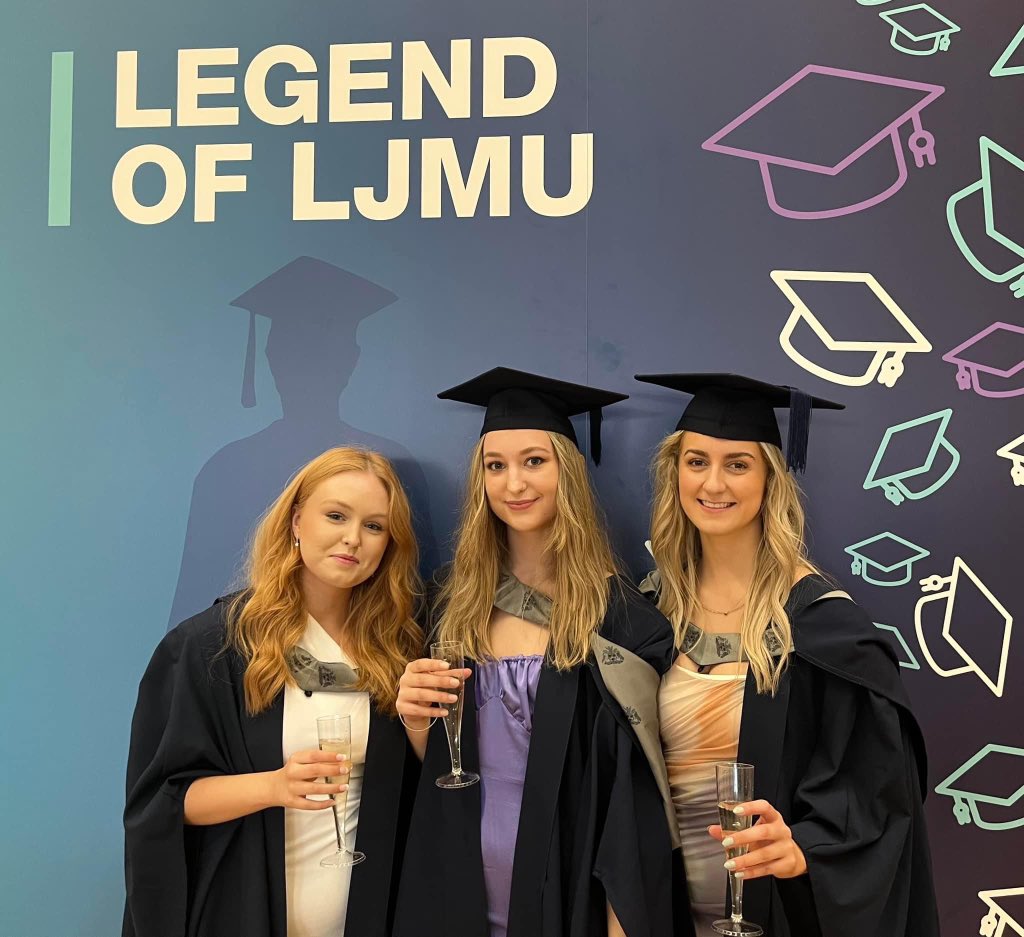 _LucyBurns's tweet photo. 🎓🥂@sophiewyattliv @rachelclcowan https://t.co/SAelJCuQwf