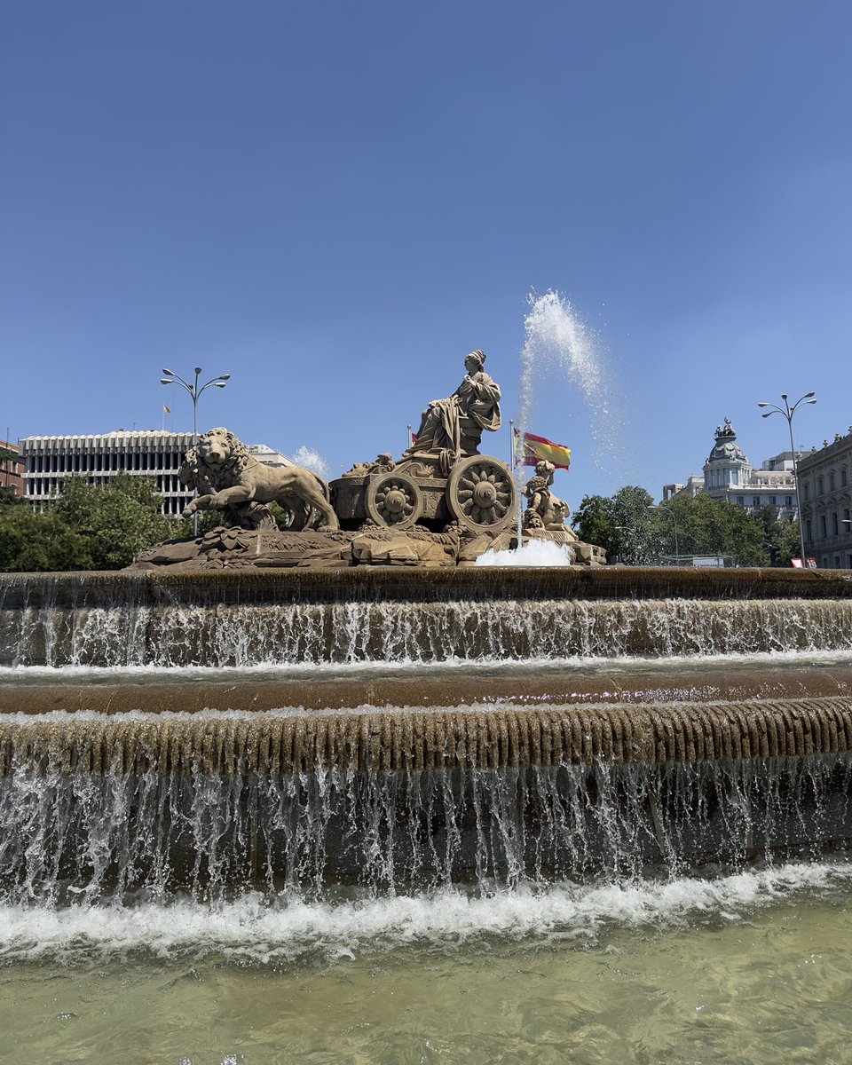 redbullracing's tweet photo. Hola Madrid! 🇪🇸 #RedBullShowrun 🔜 https://t.co/4is9gtiMK4