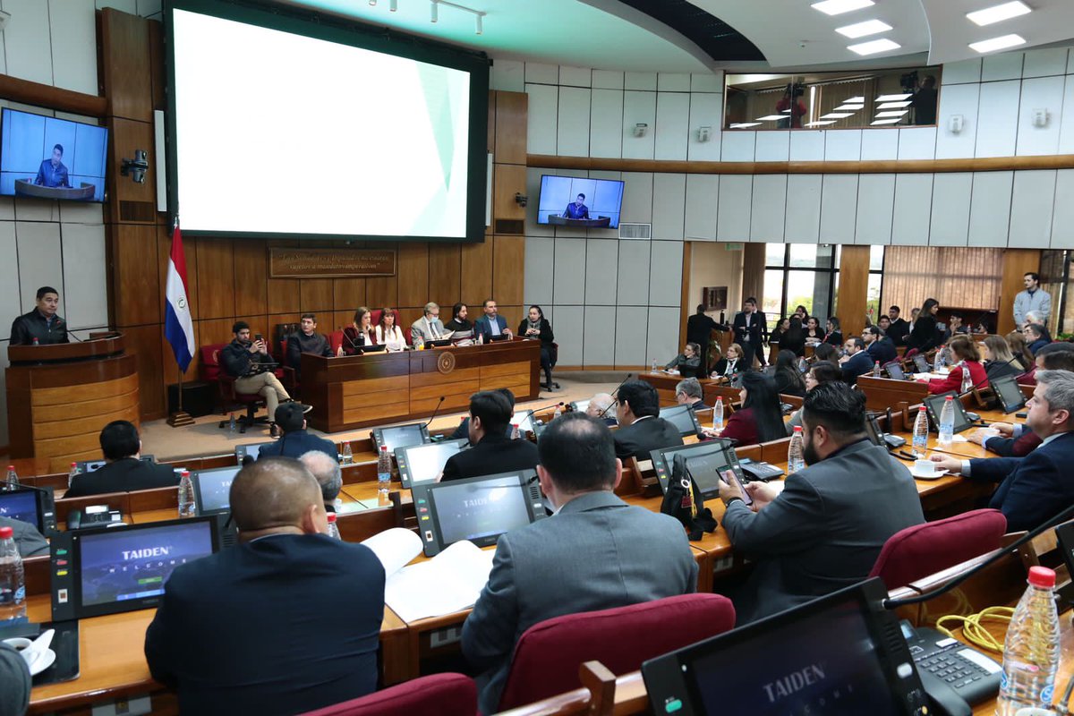 En la sala de sesiones del #SenadoPy, se realiza la mesa de trabajo convocada por el bloque opositor de la Cámara de Senadores, sobre el proyecto de Ley “Que crea la Dirección Nacional de Ingresos Tributarios”.