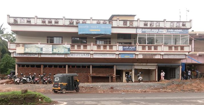 KudlaNamma's tweet photo. Mangaluru: ಹೆದ್ದಾರಿ ಕಾಮಗಾರಿ- ಗುರುಪುರ ಕೈಕಂಬದಲ್ಲಿ 150 ಅಡಿ ದೂರಕ್ಕೆ ಬಹುಮಹಡಿ ಕಟ್ಟಡವೇ ಸ್ಥಳಾಂತರ..!
https://t.co/gcnee2xPGG
#nammakudla #buildingshift #mangaluru https://t.co/TGuHpgnkd4