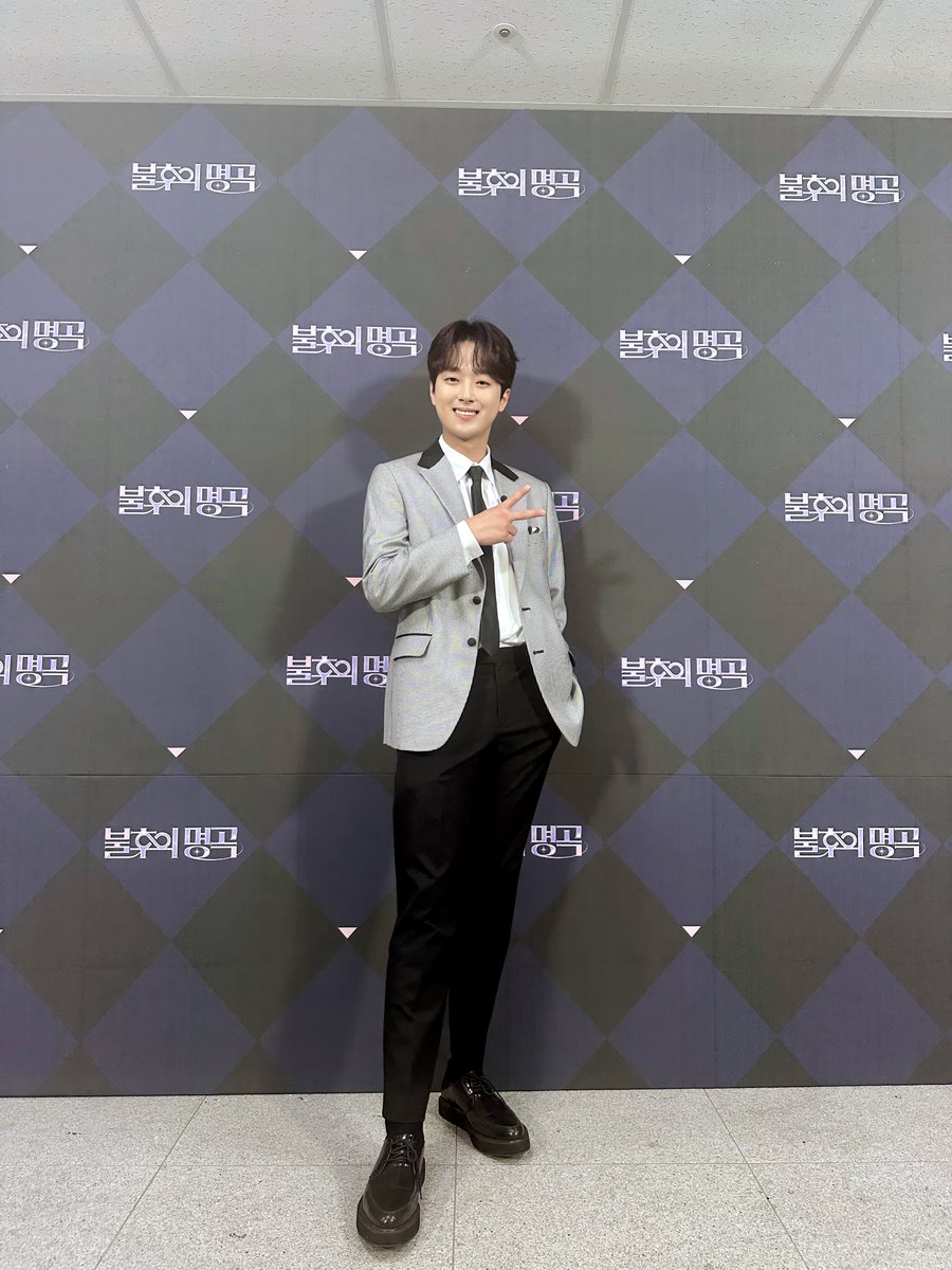 ChanWonOfficial's tweet photo. 📸 찬또그래퍼 📸

오늘은 <불후의 명곡>
상반기 왕중왕전 하는 날💖

귀여운 찬원의 댄스도 살~짝
보실 수 있다고 하니까요!😍

다들 오후 6시 10분
KBS2에서 만나요👏

#이찬원 #LeeChanWon
#불후의명곡
#초록뱀이앤엠 https://t.co/dS90mu4fCA