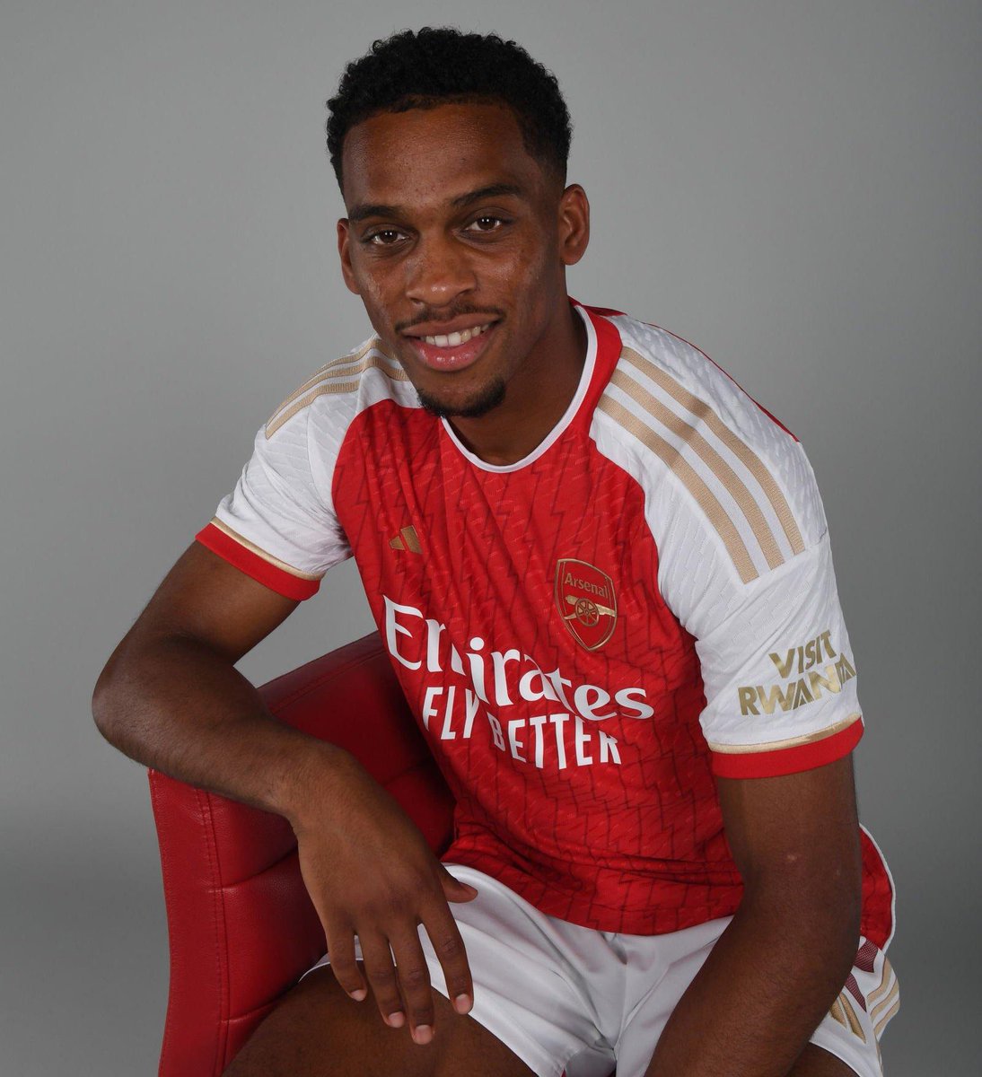 🗣️| Jurrien Timber: “I think that I'm lucky to say that I can play as a central defender, as a right full-back, sometimes even on the midfield. So I think that's a good thing and I need to keep that. 

“I just like the way Arsenal play, is a bit similar to Ajax’s style and I like