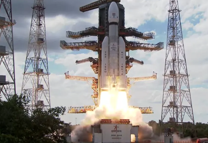 rpradeep45's tweet photo. Goosebumps! What a proud moment for India as #isro successfully launches Chandrayaan-3. Godspeed to the Lander and Rover! #Chandrayaan3 https://t.co/ugOooaF1Ep