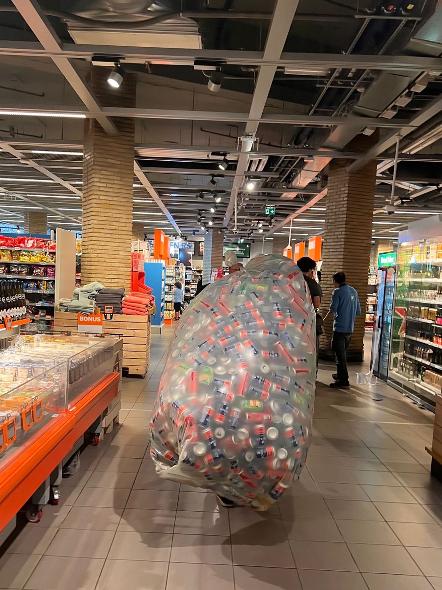 RobinLabrijn's tweet photo. Krijg deze net doorgestuurd. AH achter de Dam. Wanneer komen er automaten die blikjes snel verwerken kunnen @albertheijn ? Geen doen als je achter zo iemand in de rij staat. https://t.co/zAkcKcXykq