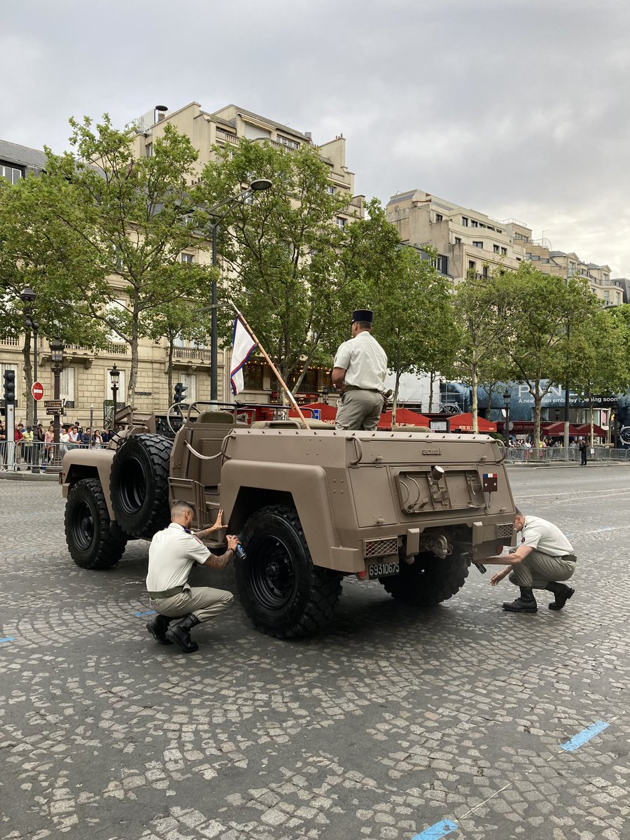 #14Juillet La technique pour faire apparaître un pneu comme neuf : la bombe de peinture noire