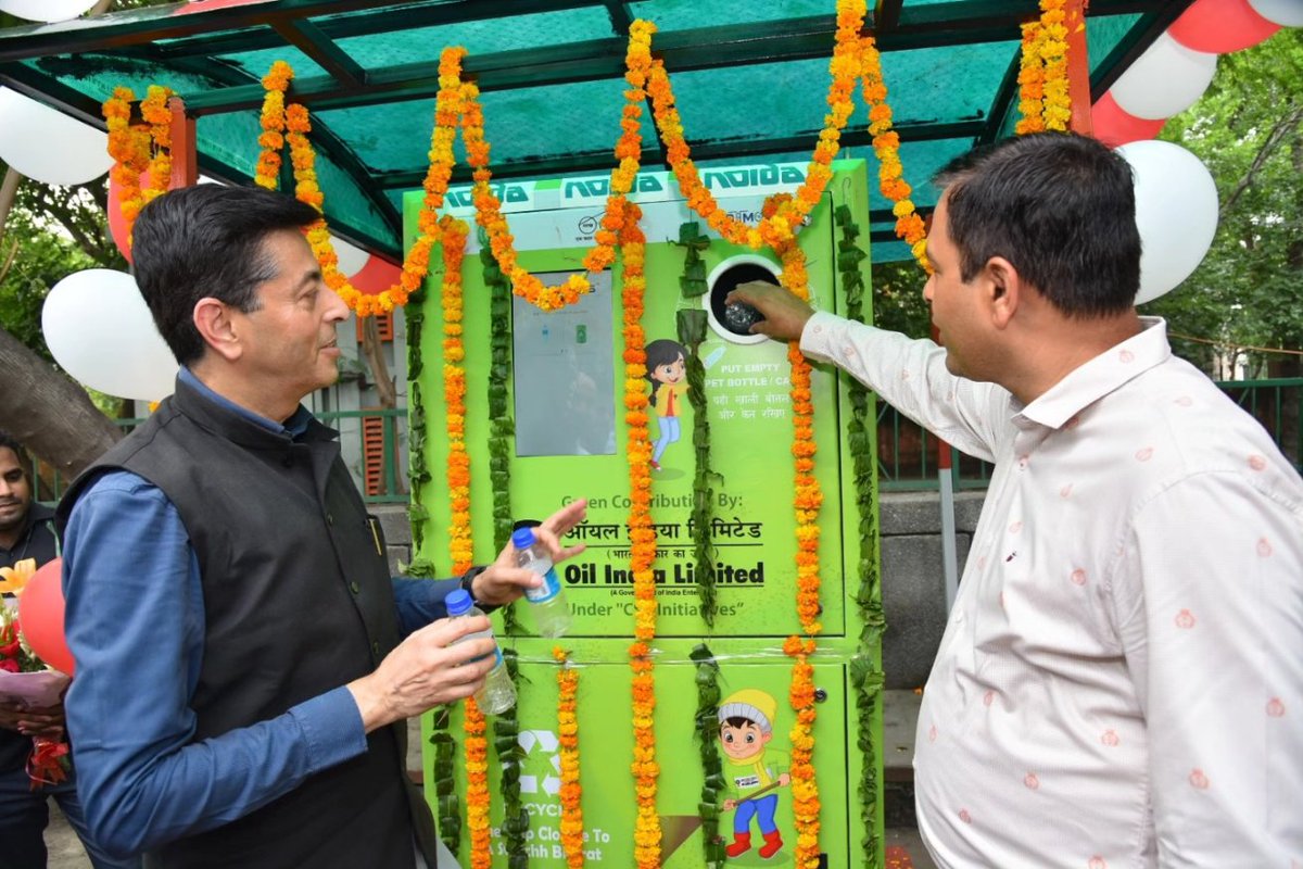 OilIndiaLimited's tweet photo. In alignment with #SwachhtaPakhwada2023, #OIL in association with Noida Authority installed and commissioned a ‘Pet Bottle Recycle Machine’ at Noida today.

@swachhbharat
@SwachhBharatGov 
@PetroleumMin 
@HardeepSPuri 
@Rameswar_Teli 
@CMOfficeAssam 
@himantabiswa https://t.co/v1H4zMsxoa