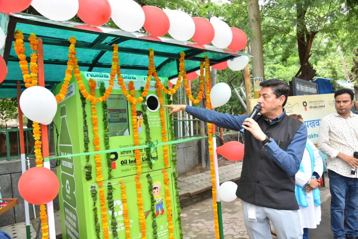 OilIndiaLimited's tweet photo. In alignment with #SwachhtaPakhwada2023, #OIL in association with Noida Authority installed and commissioned a ‘Pet Bottle Recycle Machine’ at Noida today.

@swachhbharat
@SwachhBharatGov 
@PetroleumMin 
@HardeepSPuri 
@Rameswar_Teli 
@CMOfficeAssam 
@himantabiswa https://t.co/v1H4zMsxoa