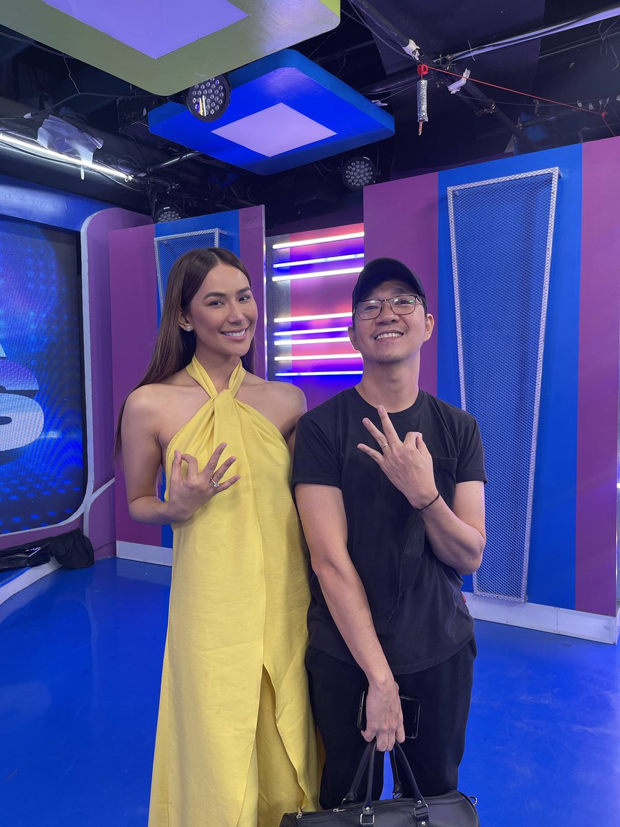 direkjosemari's tweet photo. Samanthaaa! Salamat sa pagiging ni Boss sa #URDABOSS Sa muling pagkikita. #Reunion Salamat din sa mga nanood at sumuporta! Takits sa Lunes. Same time. Same channel. @iampieofficial @SamBer_Official @DontblinkCreati @Kayeriveral 😎🎬🎥🥧 https://t.co/IszkKA03Ba