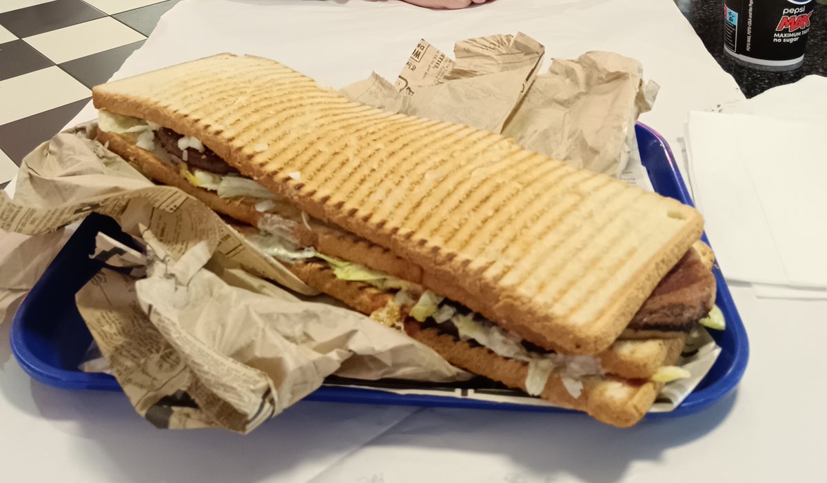 flowpetri's tweet photo. Renun erikoisen modernisoidumpi versio. Kokonainen vuokaleipä jonka välissä... kaikkea (ennen tässä oli kokonainen ranskanleipä, mutta niitä ei ilmeisesti tehdä enään). #lehtogrilli #rocektburger https://t.co/jQkJjbQMJr