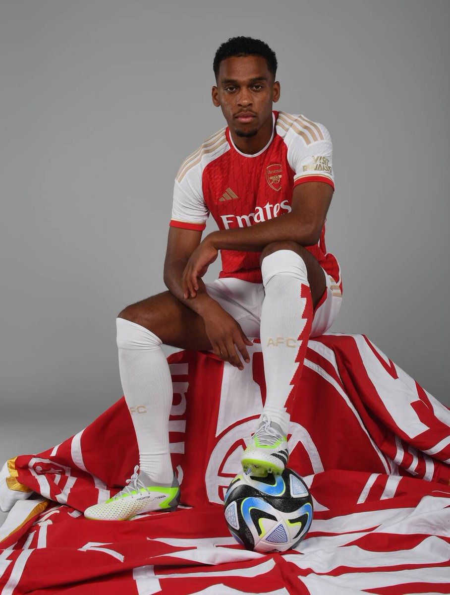 ABTNews_AFC's tweet photo. 🎙️ Mikel Arteta: “We’re really excited that Jurrien has joined us. He is a versatile young defender, who will fit into our system and provide our squad with so much added quality.
“Jurrien is a young player, but has already achieved so much.” #AFC
#WelcomeTimber https://t.co/Y5H0jhipvU