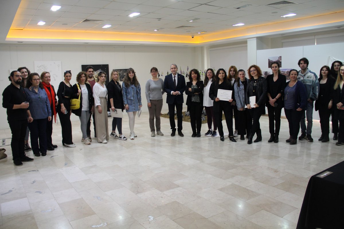 profdrturgay's tweet photo. Sakarya Üniversitesi (SAÜ) Sanat Tasarım ve Mimarlık Fakültesi (STMF) Resim Bölümü öğretim üyesi Prof. Füsun Çağlayan ve Dr. Öğretim Üyesi Şirin Yılmaz ile öğrencilerinden oluşan ‘Mekanın Hafızası Mekanın Çöküşü’ isimli karma sergi STMF Sanat Galerisi’nde açıldı. https://t.co/chLCfbUVMr