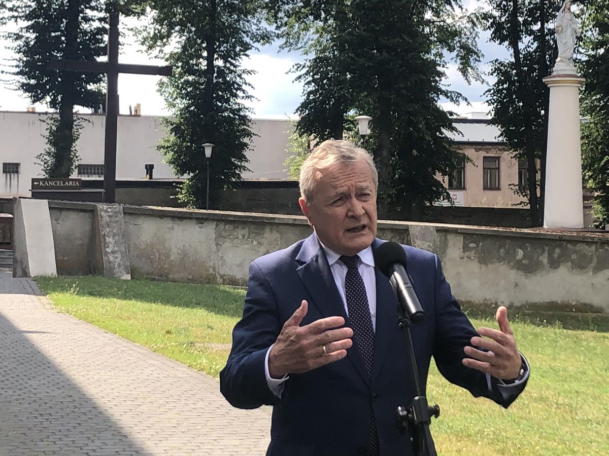 kultura_gov_pl's tweet photo. Minister kultury i dziedzictwa narodowego
@PiotrGlinski podczas konferencji prasowej poświęconej wynikom I etapu Rządowego Programu Odbudowy Zabytków w Parafii Św. Franciszka z Asyżu w #Brzeziny: Dzisiaj zostały ogłoszone wyniki I etapu #RPOZ. 
To jest program rewolucyjny, nigdy jeszcze w III RP nie przekazano takich środków publicznych na zabytki. To jest program, który jest kontynuacją naszych programów w ramach Polskiego Ładu dla samorządów na różne cele infrastrukturalne.