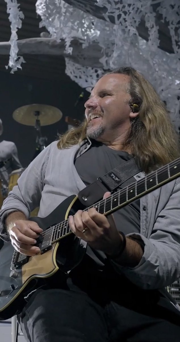 1998 到 2003 真是爱得不行，Soul Power 神级 live 后就没怎么听了。近两年开始关注他的 YT 频道，支持买了蓝胶黑胶。前两天得知线上音乐会首发微信视频号，神烦，但刚才没忍住还是看了，Jamie 发福😂。图一是个人收藏，搬了几次家一直带着，图二是别人的，当年错过了现在已是天价。