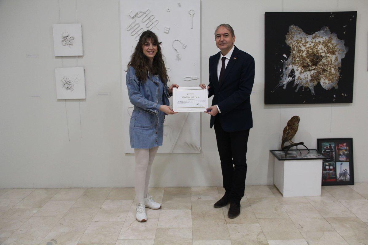 profdrturgay's tweet photo. Sakarya Üniversitesi (SAÜ) Sanat Tasarım ve Mimarlık Fakültesi (STMF) Resim Bölümü öğretim üyesi Prof. Füsun Çağlayan ve Dr. Öğretim Üyesi Şirin Yılmaz ile öğrencilerinden oluşan ‘Mekanın Hafızası Mekanın Çöküşü’ isimli karma sergi STMF Sanat Galerisi’nde açıldı. https://t.co/lpo0zk47jN