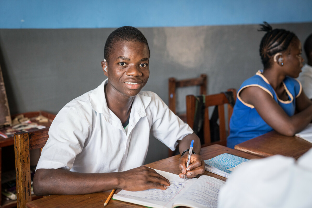 CdeBarra's tweet image. Today on #YouthSkillsDay we celebrate the incredible students of St Joseph's School for the Hearing Impaired in Sierra Leone. Supported by Irish Aid and Trócaire, they receive academic education and learn valuable vocational skills like sewing and tailoring.