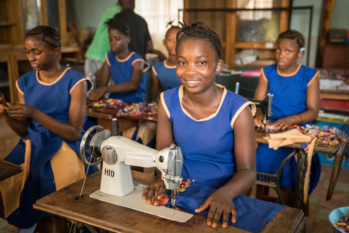 CdeBarra's tweet image. Today on #YouthSkillsDay we celebrate the incredible students of St Joseph's School for the Hearing Impaired in Sierra Leone. Supported by Irish Aid and Trócaire, they receive academic education and learn valuable vocational skills like sewing and tailoring.