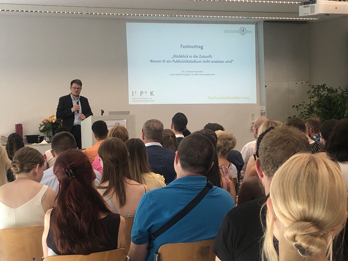 jospang's tweet photo. .@c__p__r hält den Festvortrag anlässlich der Absolventen*innen-Feier des @pukberlin. Dabei schaut er zurück in die Zukunft und beleuchtet den Einfluss von #KünstlicherIntelligenz auf das Studium der #Publizistik. https://t.co/gWVswRYD0K