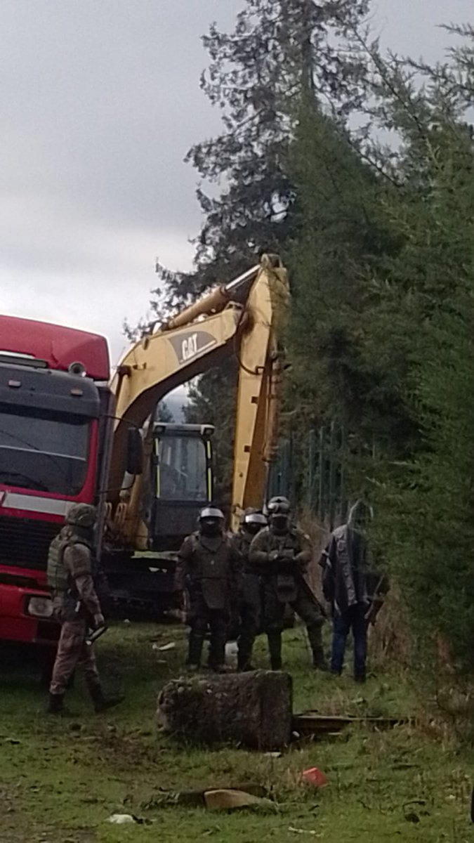 RadioKurruf's tweet photo. 🔴 Fewla/ahora 14 julio 2023.- Desalojo a la Comunidad Venancio Llamunao Llancavil en Padre Las Casas por fuerzas policiales, se hace un llamado a apoyar. En desarrollo... https://t.co/rq0MiYxYu0