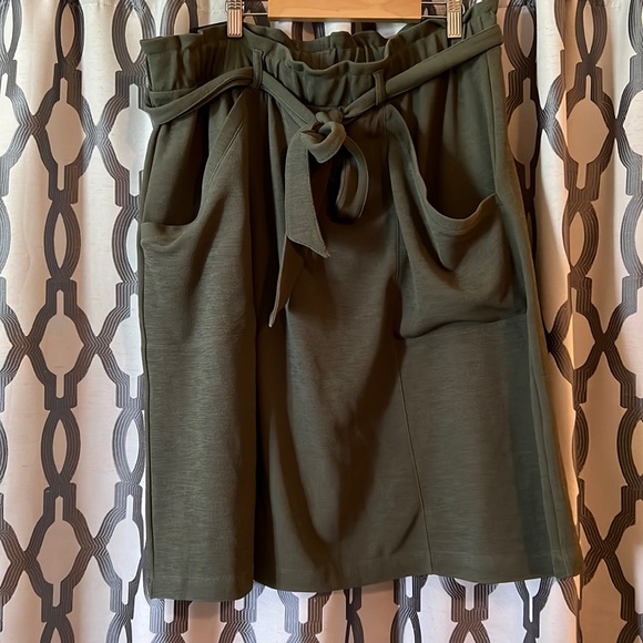 giadidonne's tweet photo. So good I had to share! Check out all the items I'm loving on @Poshmarkapp #poshmark #fashion #style #shopmycloset #bananarepublicfactory #bananarepublic: https://t.co/dTA8ltbDVS https://t.co/iBwx2unHKF